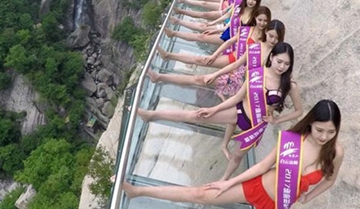 trình diễn bikini trên cầu cao