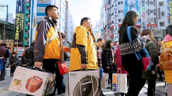 dân Trung Quốc đổ xô sang Nhật mua hàng