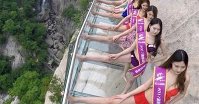 trình diễn bikini trên cầu cao