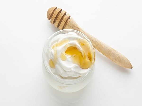 Cách trị nẻ mặt hiệu quả từ hỗn hợp mật ong sữa chua