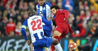 Salah may mắn thoát thẻ đỏ sau pha phạm lỗi thô bạo với Danilo