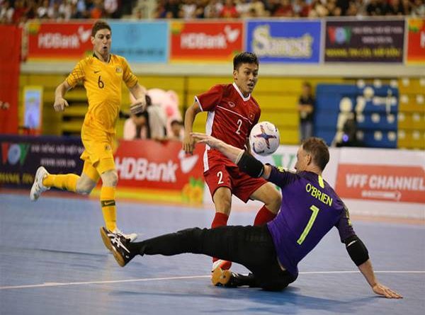 Hướng dẫn chi tiết kỹ thuật chích mũi giày cho cầu thủ